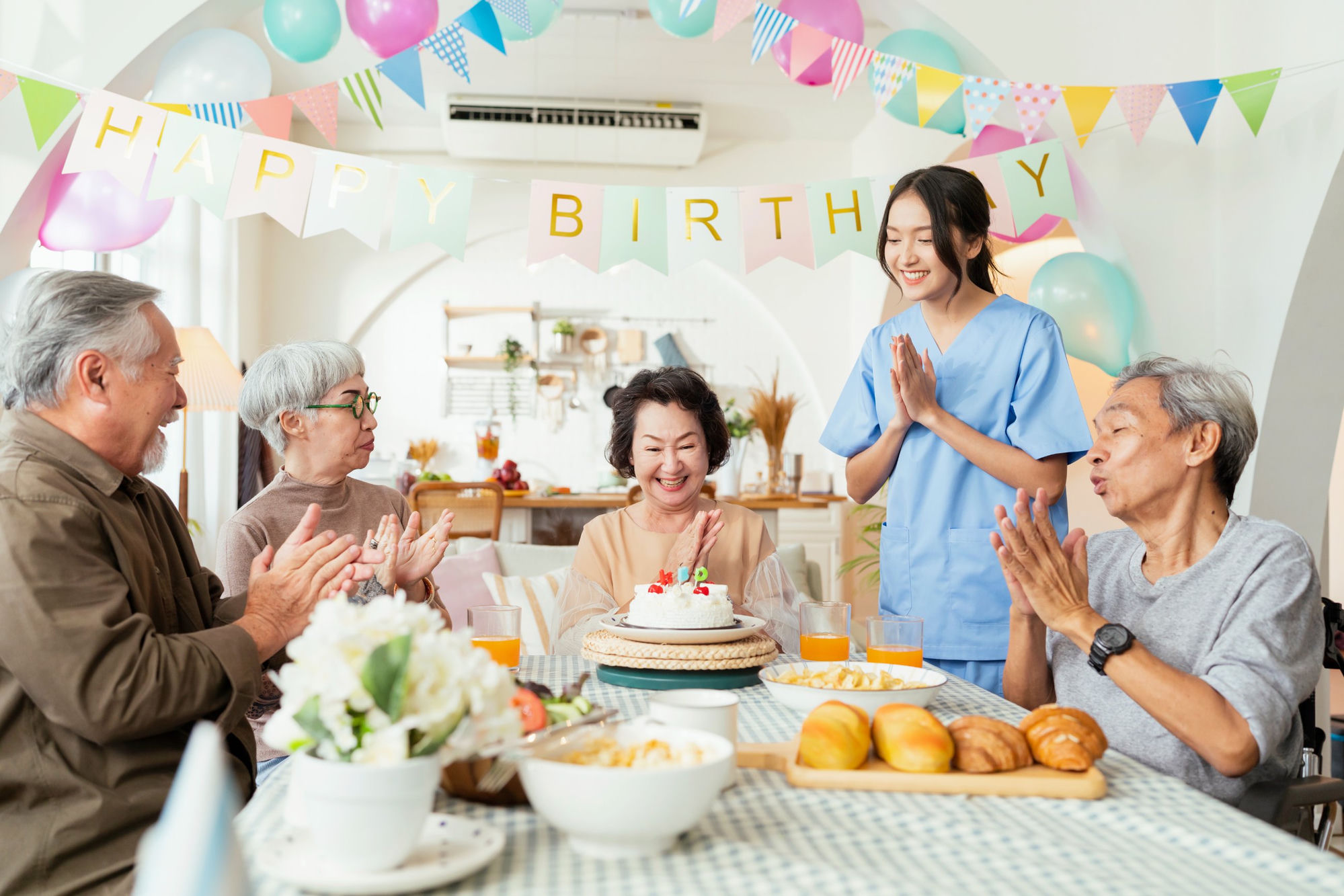 Residents celebrating a birthday together with their caregiver